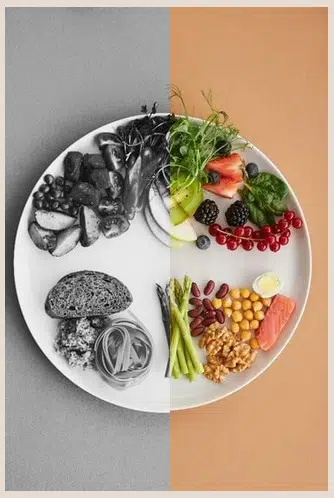 Assiette de fruits moitié noir et blanc moitié couleur