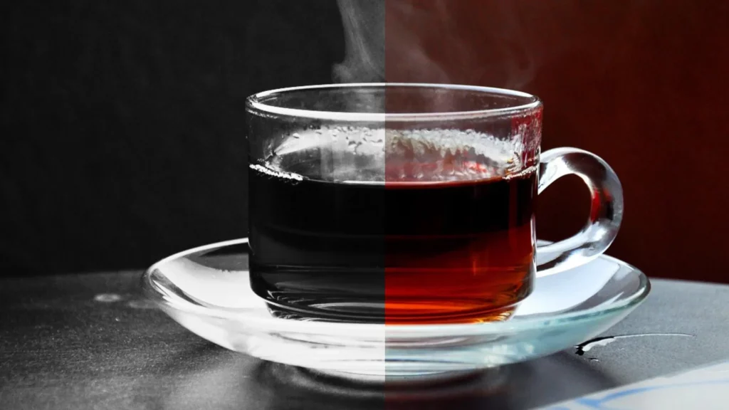 une tasse de thé chaud, moitié en noir et blanc, moitié en couleur — retrouver l’odorat et la vitalité grâce aux remèdes naturels.